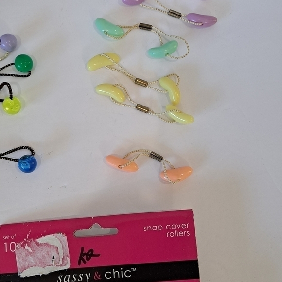 Vintage Lot of Hair Accessories Snap Cover Rollers Bobby Pins Hair Ties - Picture 4 of 9